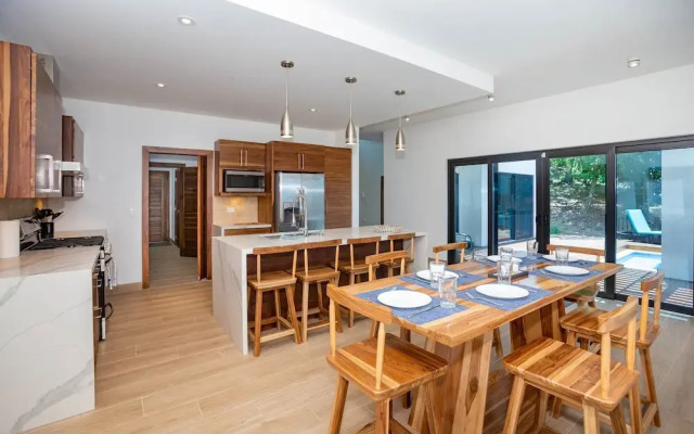 West Bay Breeze 3 Bedroom Home by RedAwning