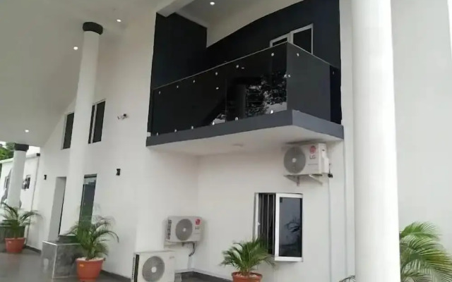 Hubbies Royale Hotel