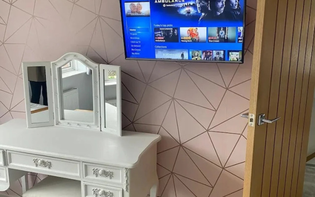 3bed House, Sleeps 7 - Hot Tub, Garden, Parking