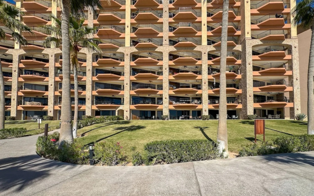 Steps to Sandy Beach Pool Renovated 2BR Condo