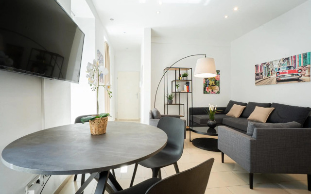 Modern and lovely apartment next to subway station