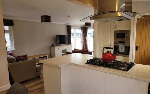 Luxury 2-bed Lodge in Routh, Sleeps 4 With Hot Tub