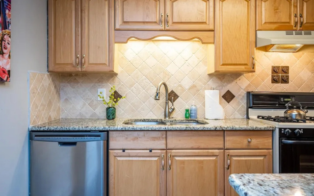 Downtown 2BR King Bed FREE Parking 1413