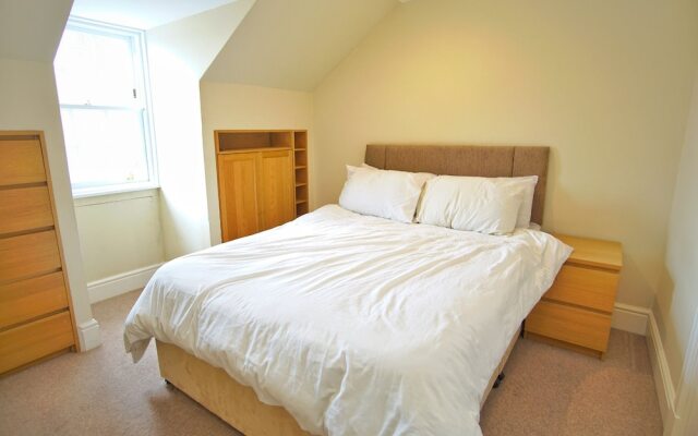 Spacious, Bright, Festival Flat for 6 at Meadows