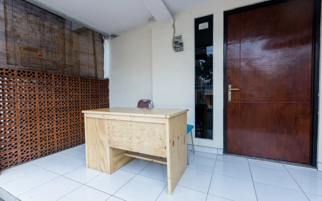 OYO 1516 Cemara Gading