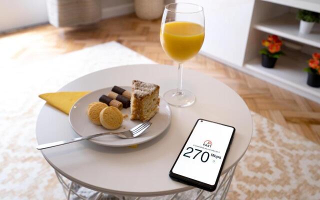 Deluxe Bright Flat with Netflix by Host Wise