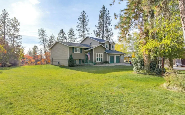 Nine Mile Falls Hideaway: Scenic Retreat on River