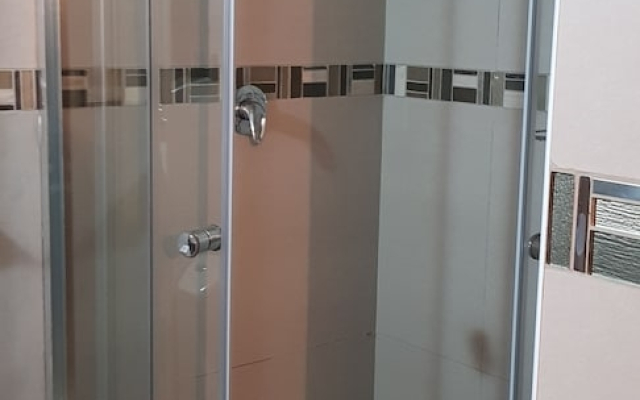 Rose and Thorn Guesthouse - Adults Only
