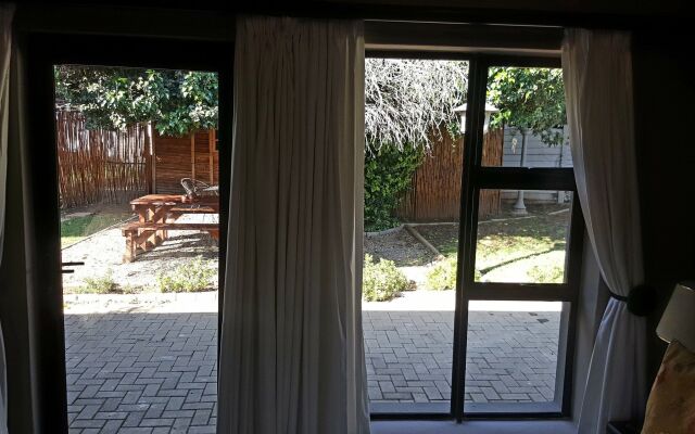 Aerotropolis Guest Lodge