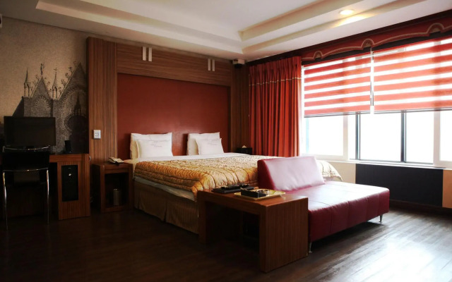 V Hotel