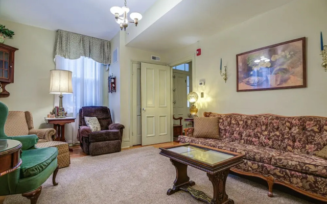 Middletown Getaway w/ Fire Pit & Multi-level Deck!