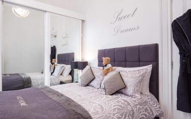 Marks At The Manor Luxury Riverside Apartments - Sleeps up to 4, with Parking and Sky TV