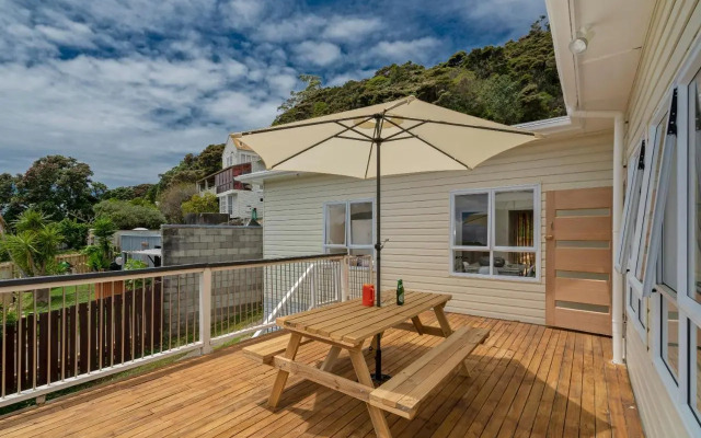Sun Seeker Bach - Ferry Landing Holiday Home