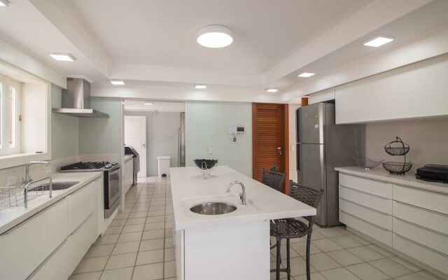 Mansão Pé na Areia Ferradura com 4Suítes