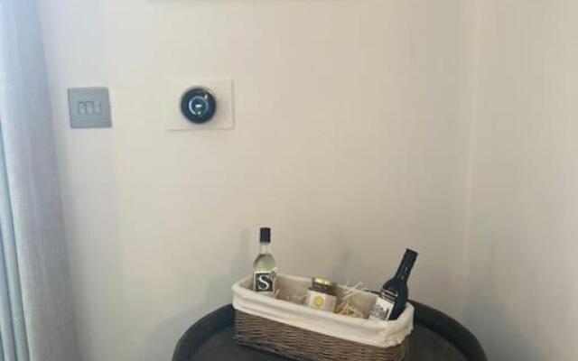 Unique one bedroom guest house with free parking