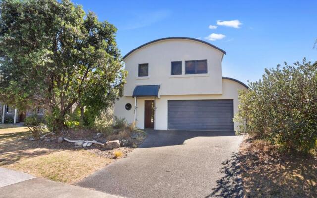 Tuhua Views - Waihi Beach Holiday Home