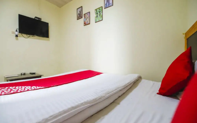 Oyo 18809 Mahamaya Palace