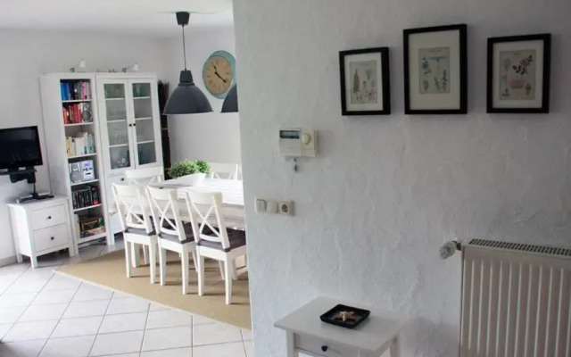 Komfortables Reetdachferienhaus Hasel 1