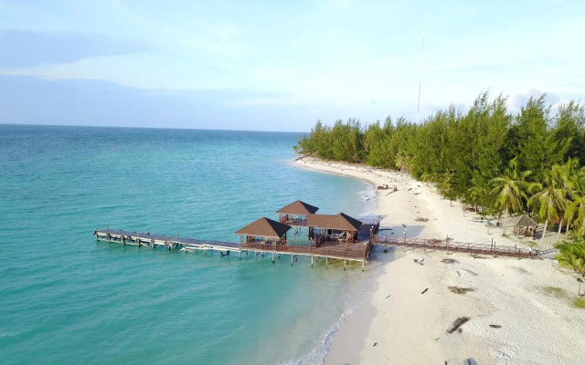 Mari Mari Backpackers Lodge, Mantanani Island