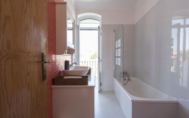 Bright and Airy Apt with balcony by LCH