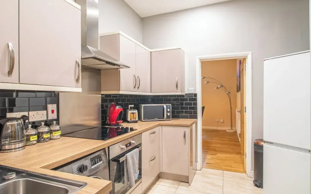 Stylish & Spacious Apartment With Private Balcony