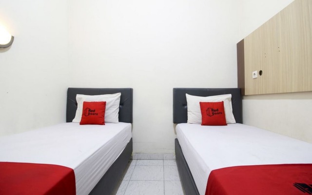 RedDoorz Plus near Stadion Mandala Krida