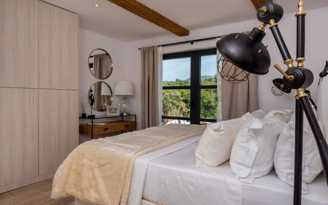 Beachfront Villa Feodora Grande