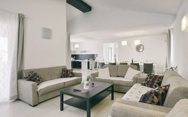Luxurious Villa with Sauna & Hot Tub in Žminj