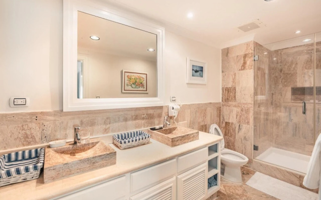 Relax at This Majestic Beachfront Apt at Aquamarina