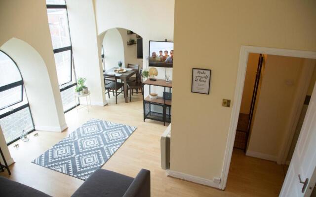 Central Penthouse in Converted Church - Free parking - Free WiFi