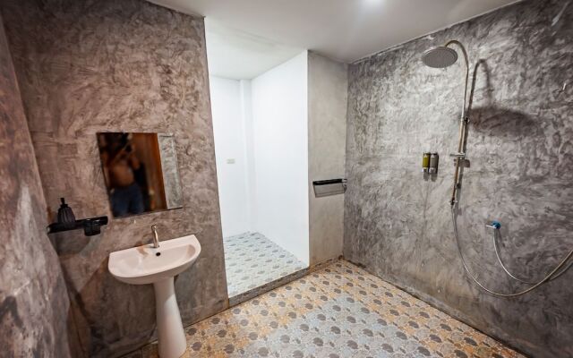 Tonmai Suites