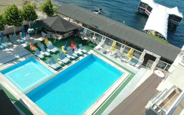 Club Rose Bay Hotel