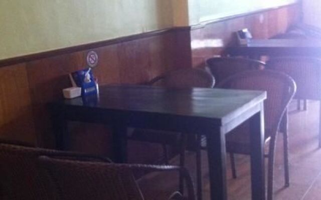 Pra-Tna Guest House And Coffee