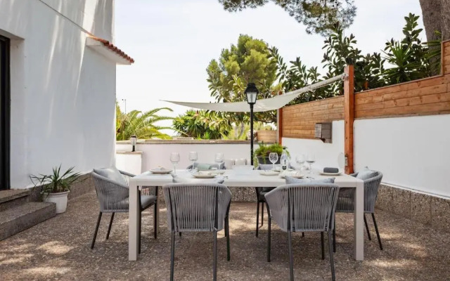 Moderna villa con piscina y amplio jardín