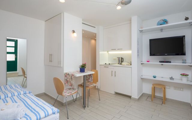 Split Center Suites