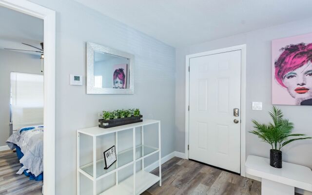 Sleeps 4 Hot Tub Fenced INN