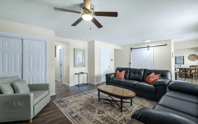 White Oak Landing Spacious 6 BDR w/ Boat Slip!