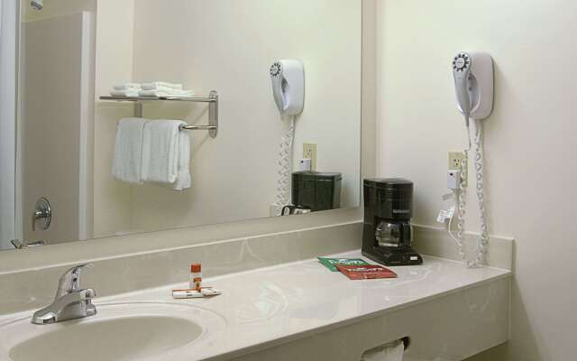 Super 8 by Wyndham Topeka at Forbes Landing