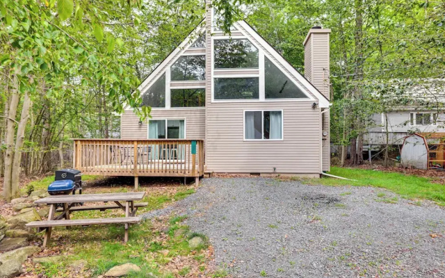 15 Mi to Ski Resort: Home w/ Fire Pit in Tobyhanna