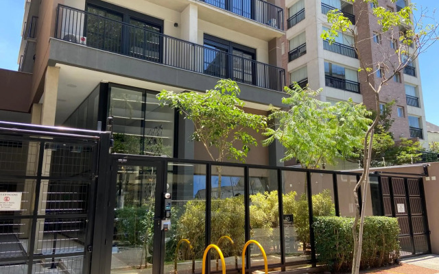 58 New studio w/ balcony, fast wifi and movie screen!