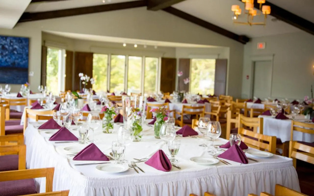 Elmhirst's Resort - On a lake