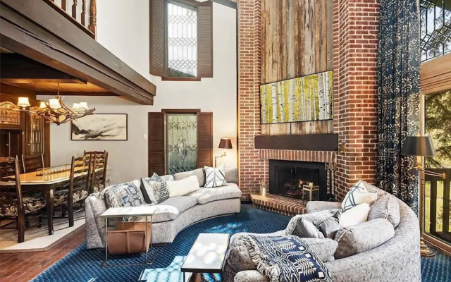 3 BR Penthouse w Hot-tub -mountain Views