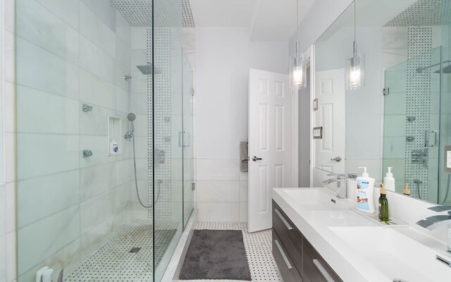 3 Bedroom 2 Bath Large Patio and CN View
