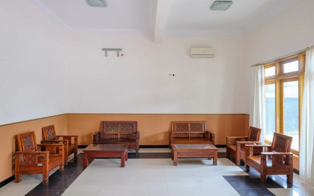 RedDoorz @ Savitri Hotel