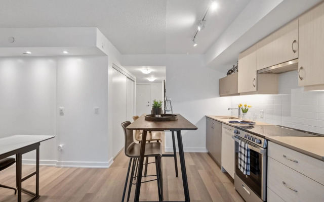 Sleek 1BR + office Condo - CN Tower/Skyline view