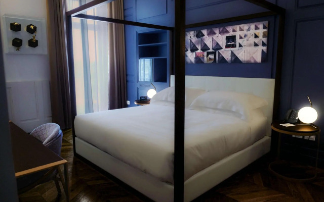 De Bonart Naples, Curio Collection by Hilton