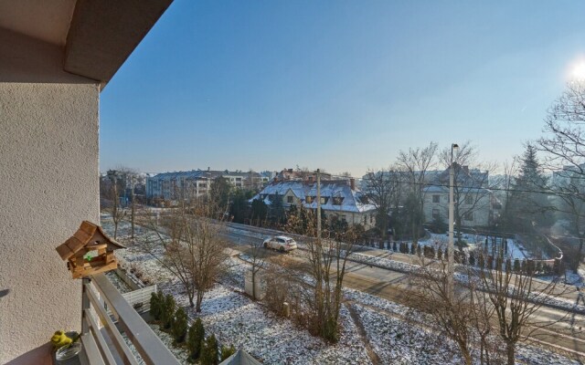 Lively Green Apartment by Renters