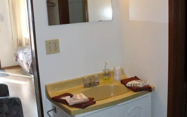 Raval Paradise Motel & RV Park