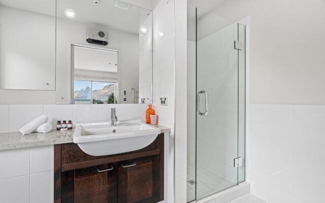 Lakefront Penthouse Apartment With 270-Degree View