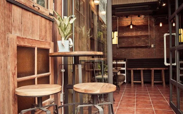 The Arak Bed Bar and Hostel